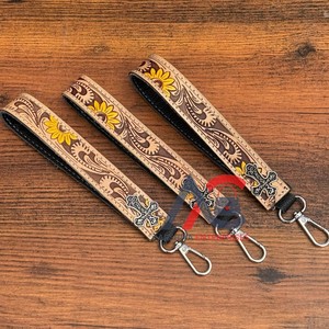 2025 valet de chambre en cuir usiné à la main personnalisé avec bracelet en métal Concho porte-clés en cuir avec clip de boucle de ceinture pour bracelet en cuir clé - Product Image 1