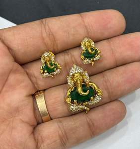 CZ Mat Finition Ganpati Pendentif Ensembles Pendentif Sans Chaîne Idéal Pour Les Occasions Festives Ensemble De Bijoux Spirituels Charme Avec Boucles D'oreilles - Product Image 3