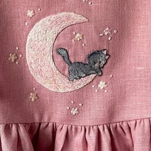 Robe brodée à la main en lin doux pour bébé fille Style décontracté pour le premier anniversaire des tout-petits OEM Made in Vietnam - Product Image 6