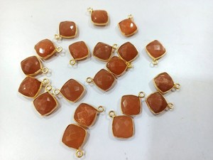 Natural Peach Moonstone Cojín Forma 10mm Briolette conector Bisel Encantos - Product Image 3