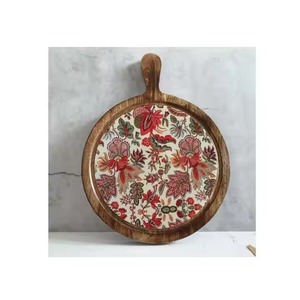 Bandejas cuadradas de madera hechas a mano para servir con patrones impresos de esmalte vibrante para comedor de hotel y restaurante - Product Image 1