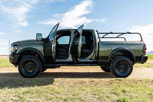 RAM 2500 Power Wagon 2023, Cabina Doble, 4x4, Motor Hemi V8, Tracción en las Cuatro Ruedas, Verde Oliva, Todoterreno - Product Image 3