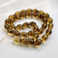 Collier artisanal écoresponsable en ambre de la Baltique avec 33 perles d'ambre vertes et insectes, Tasbih musulman, bijoux Amberstone