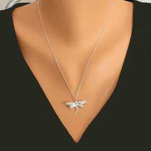 Collar de Libélula de Plata de Ley 925, Diseño de Insecto Moderno con Baño de Rodio, Cadenas con Incrustaciones de Diamantes, Ideal para Regalo - Product Image 1