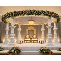 Piliers élégants de style fontaine pour Mandap de mariage hindou, décoration de scène de mariage luxueuse avec finition blanche et auvent floral circulaire