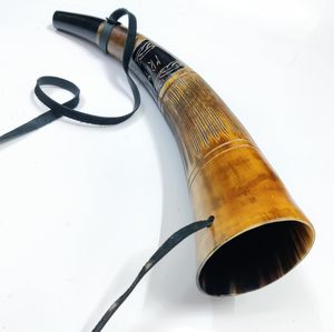Corne à boire viking classique médiévale sculptée en matériau organique de qualité alimentaire, sûre pour les événements historiques, les chevaliers, les cosplay, les célébrations - Product Image 1