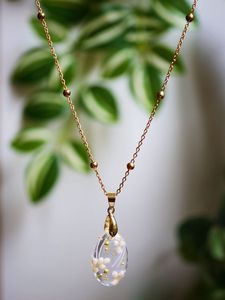 Colliers en résine faits à la main pour femmes Style d'ange créatif avec nuages de ciel bleu foncé lumineux Design unique - Product Image 6