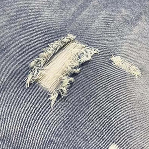 Pantalones cortos de mezclilla personalizados de talla grande para hombre, lavado azul claro, efecto Monkey Wash, diseño pintado en blanco, rasgados, desgastados, con dobladillo sin rematar. - Product Image 4