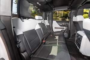 Atractivo GMC Hummer EV 3X Pickup 2024 con un sistema de triple motor de 1,000 caballos de fuerza y 11,500 lb-ft de torque - Product Image 6