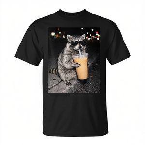 T-shirt Grafica con Procione che Beve Caffè Freddo, Abbigliamento Promozionale con Meme Animale - Product Image 2