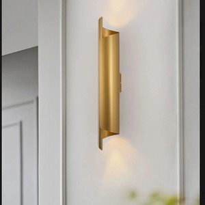 Lámpara de pared moderna de metal dorado con un estilo artístico lujoso y líneas elegantes para crear interiores acogedores y acogedores - Product Image 3