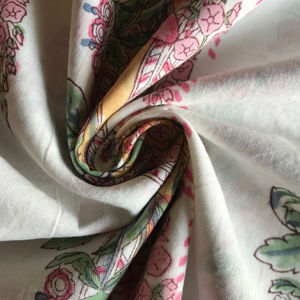 ผ้าฝ้ายพิมพ์ลายด้วยมือ ลายดอกไม้สีเหลืองมัสตาร์ด พร้อมลายเถาวัลย์ แต่งด้วยสีชมพูและสีเขียว |   สิ่งทอพื้นเมืองอินเดีย - Product Image 1