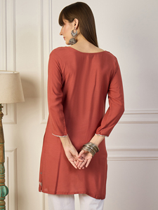 ชุดลำลองคุณภาพส่งออก คุर्ติสสั้น ปักลายเรียบหรู เหมาะสำหรับงานเทศกาล มีจำหน่ายทั่วโลก - Product Image 6