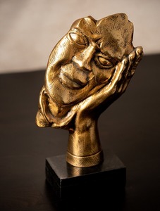 Sculpture élégante en métal doré de femme, figurine artisanale pour la maison, le bureau, la table, le salon, pièce d'art - Product Image 3