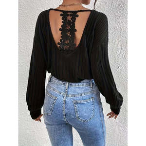 Blusa de mujer de manga larga con cuello en V, espalda con ventana y detalles de encaje, acanalada gruesa, 19772 - Negra - Product Image 1