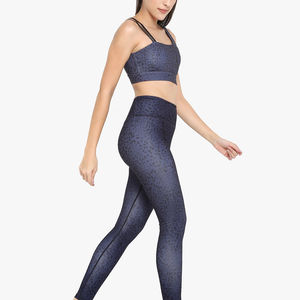 Ensemble de vêtements de sport légers et respirants pour femmes Gym Fitness Logo personnalisé vêtements de yoga comprenant un legging de sport ensemble de yoga d'entraînement solide - Product Image 3