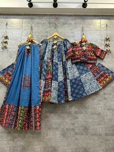 En alta demanda, este lehenga choli refleja el hilo de lurex ligero de moda, ideal para drapeado experimental de estilo dinámico - Product Image 2