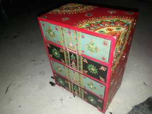 Anciennes armoires à finition antique sur mesure avec peinture à la main et ornements de miroir, idéales pour les magasins de décoration intérieure - Product Image 2