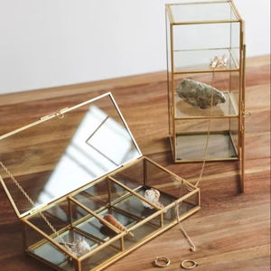 Boîte à bijoux en métal et en verre de style contemporain, parfaite pour la table de toilette de la chambre à coucher moderne - Product Image 1