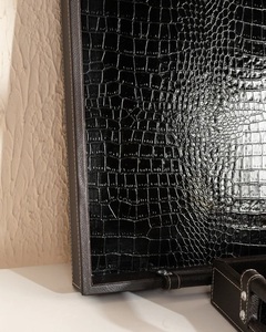 Bandeja de Servicio Decorativa de Metal Ecológica Hecha a Mano de Belleza Refinada para Cocinas, Áreas de Estar, Resorts - Versátil para el Hogar y Restaurantes - Product Image 2