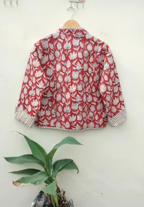 Veste matelassée en coton indien fait à la main avec poches veste d'hiver à fleurs vestes Kimono en coton imprimé à la main cadeau pour elle - Product Image 4