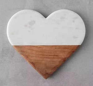 Tabla de cortar de madera y mármol hecha a mano con forma de corazón ideal para cortar verduras y frutas - Product Image 1