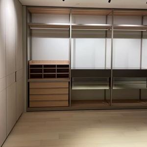 Système de dressing sur mesure, armoires de rangement pour vêtements avec portes en verre, dressing ouvert personnalisé avec éclairage LED. - Product Image 4