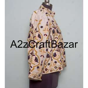 Veste en velours Suzani brodée à la main par des artisans, avec des rayures grises, fabriquée avec des matériaux de haute qualité et offrant un aspect Suzani - Product Image 4