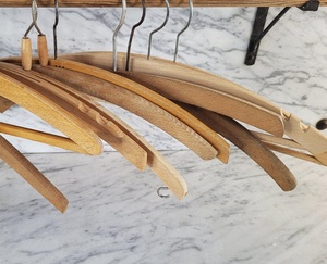 Percha de madera al por mayor de la mejor calidad para exhibir bolsas de ropa con percha de armario de cocina o baño de la mejor calidad - Product Image 3