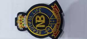 Insignes Wok brodés à la main Emblèmes en polyester avec fil métallique pour étiquettes de vêtement utilisant des techniques tissées - Product Image 3