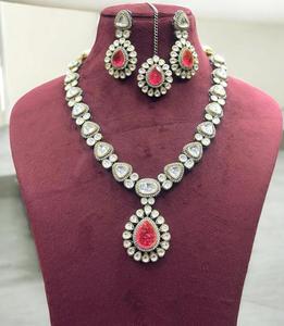 Superbe collier Kundan en Moissanite aspect perles plaqué or avec boucles d'oreilles Tikka Wedding Party Wear Collection pour femmes - Product Image 1