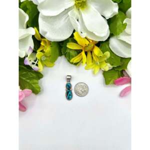 Colgante de Turquesa Kingman y Plata de Ley, Hecho a Mano por Expertos Navajo, Engastado en Bisel - Product Image 2