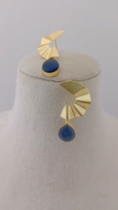 Verdant Eclipse Unique Radiant Matte Gold Brass Stud Pendientes Set Hecho para una apariencia de moda brillante - Product Image 4