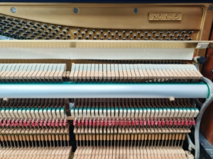 Venta al por mayor de pianos Kawai K35 usados, pianos verticales japoneses con cuidadosamente controlado mantenimiento e inspección, estructura duradera. - Product Image 6