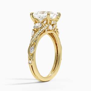 Bague en diamant taille princesse, trois pierres en or jaune avec diamants marquise et ronds sur les côtés, motif vigne de begonnie, bijoux de fiançailles pour femme - Product Image 2