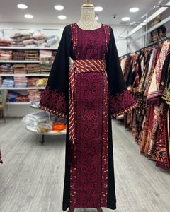 Robe droite traditionnelle marocaine en satin de qualité supérieure, respirante, luxueuse, vintage, ornée de cristaux, modeste - Product Image 1