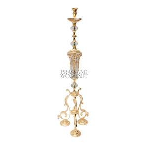 Juego de candelabros de latón dorado con acentos de cristal, bases ornamentadas y lujoso diseño decorativo clásico - Product Image 2
