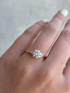 การออกแบบที่หรูหราในห้องปฏิบัติการการจัดงานแต่งงานหมั้นเพชร14K แข็งทองไตรภาคทรงกลมพร้อมแหวนหินด้านข้างเครื่องประดับผู้หญิง - Product Image 2