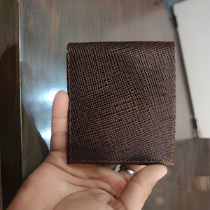 กระเป๋าสตางค์หนังแท้เนื้อพรีเมียมสำหรับผู้ชาย สีน้ำเงินกรมท่าและสีน้ำตาลสุดหรู แบบพับสองตอน พร้อมช่องใส่บัตรเครดิต ดีไซน์ลายนูน - Product Image 4