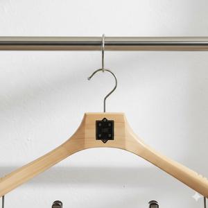 Perchas de Alta Gama para Abrigos de Schima Superba con Acabado Mate Natural y Clips de Níquel Perlado para Exhibición en Boutiques de Moda - Product Image 4