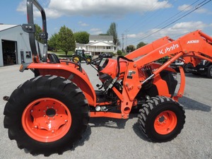 Tracteur Kubota MX5400DT 4x4 d'occasion en bon état à vendre – Tracteur agricole performant avec transmission à engrenages et 70 CV, garantie de 4 ans - Product Image 2
