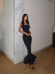Robe midi moulante noire sans bretelles en coton tissé respirant, avec taille naturelle et dos nu, idéale pour le bureau - Product Image 5
