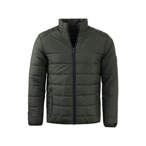 Chaqueta acolchada clásica transpirable y cálida con cierre de cremallera y ajuste moderno - Product Image 4