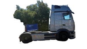 Tracteur routier 2025 robuste 4x2, 630 CV, diesel, transmission automatique, système pneumatique complet, retardateur, cabine longue portée à toit surélevé - Product Image 3