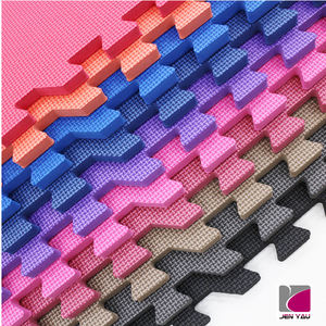 Tapis d'arts martiaux à texture croisée 100x100cm 2cm 40-50D en mousse EVA imperméable pour l'entraînement de MMA, de grappling, de Jiu-Jitsu et de karaté - Product Image 1
