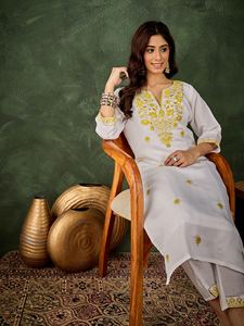 Ensemble Kurta droit en soie mélangée pour femmes, avec pantalon assorti, disponible en qualité et prix d'exportation - Product Image 4