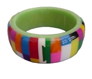 Ensemble de bracelets en résine uniques, motif à pois colorés, bijoux unisexes à la mode, bracelets en acrylique lucite, design empilable - Product Image 2