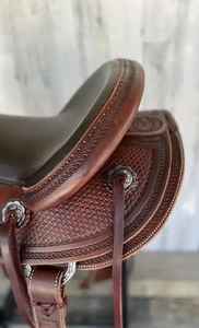 Selle anglaise de style cowboy faite à la main |   Selle Western en cuir véritable naturel |   Conception incurvée sans arbre pour une conduite confortable - Product Image 2