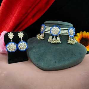 Ensemble ras du cou à la mode artistique traditionnelle de la meilleure qualité pour femmes perles et travail Kundan pour les mariages festivals et vêtements de fête - Product Image 4