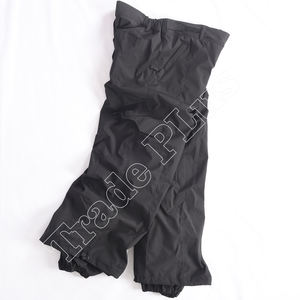 Pantalon de neige imperméable noir personnalisé avec plusieurs poches zippées, isolation hivernale, design cargo et attaches de cheville réglables - Product Image 4